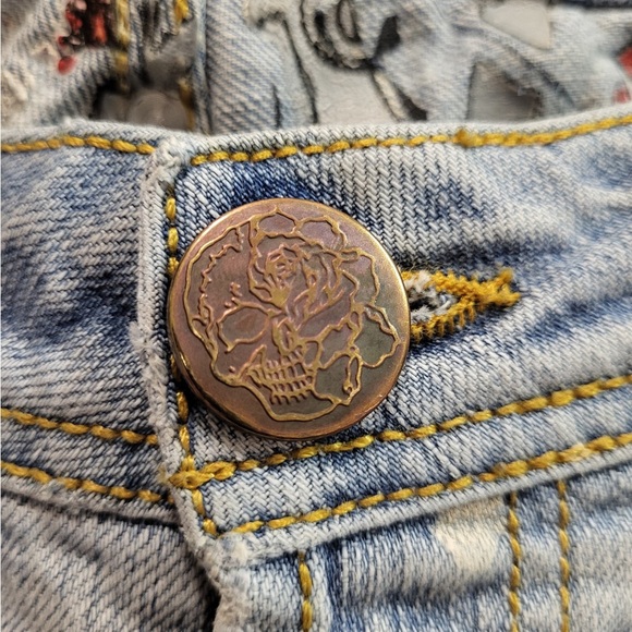 GRAIL Stylish Light Wash Jeans with Embroidery - Picture 6 of 10